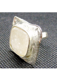 silver 925th ring with raw quartz