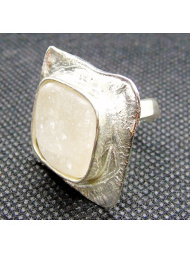 silver 925th ring with raw quartz