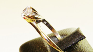 Μονόπετρο δαχτυλίδι με πολύτιμους λίθους 