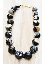 Necklace with semi-precious stones agate