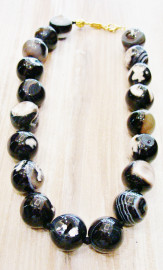 Necklace with semi-precious stones agate