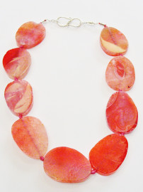 Necklace with oval pink agate
