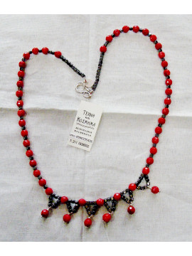 Necklace (45 cm.) Made of red agate and hematite.