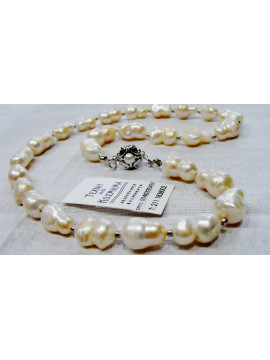 Necklace with barock pearls