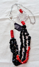 Necklace with black agate and coral chips