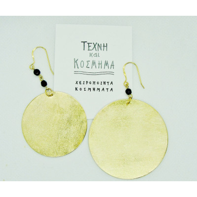 Disc earring with onyx.
