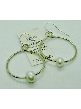 Circle earring with pearl and hook