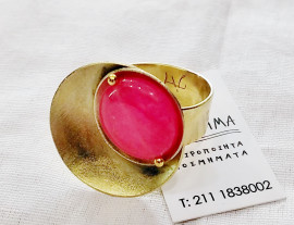 Ring with sandblasting and mineral stone